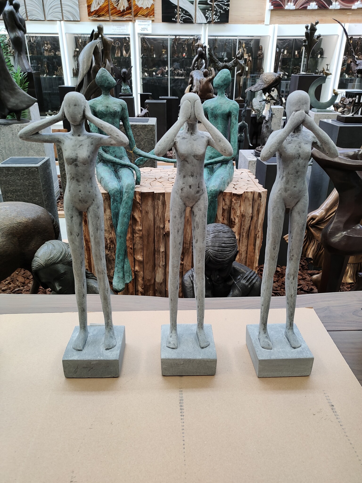 images 3135-3136-3137 - Beeld 3 personen grijs 50cm Horen Zien Zwijgen - eliassen.nl