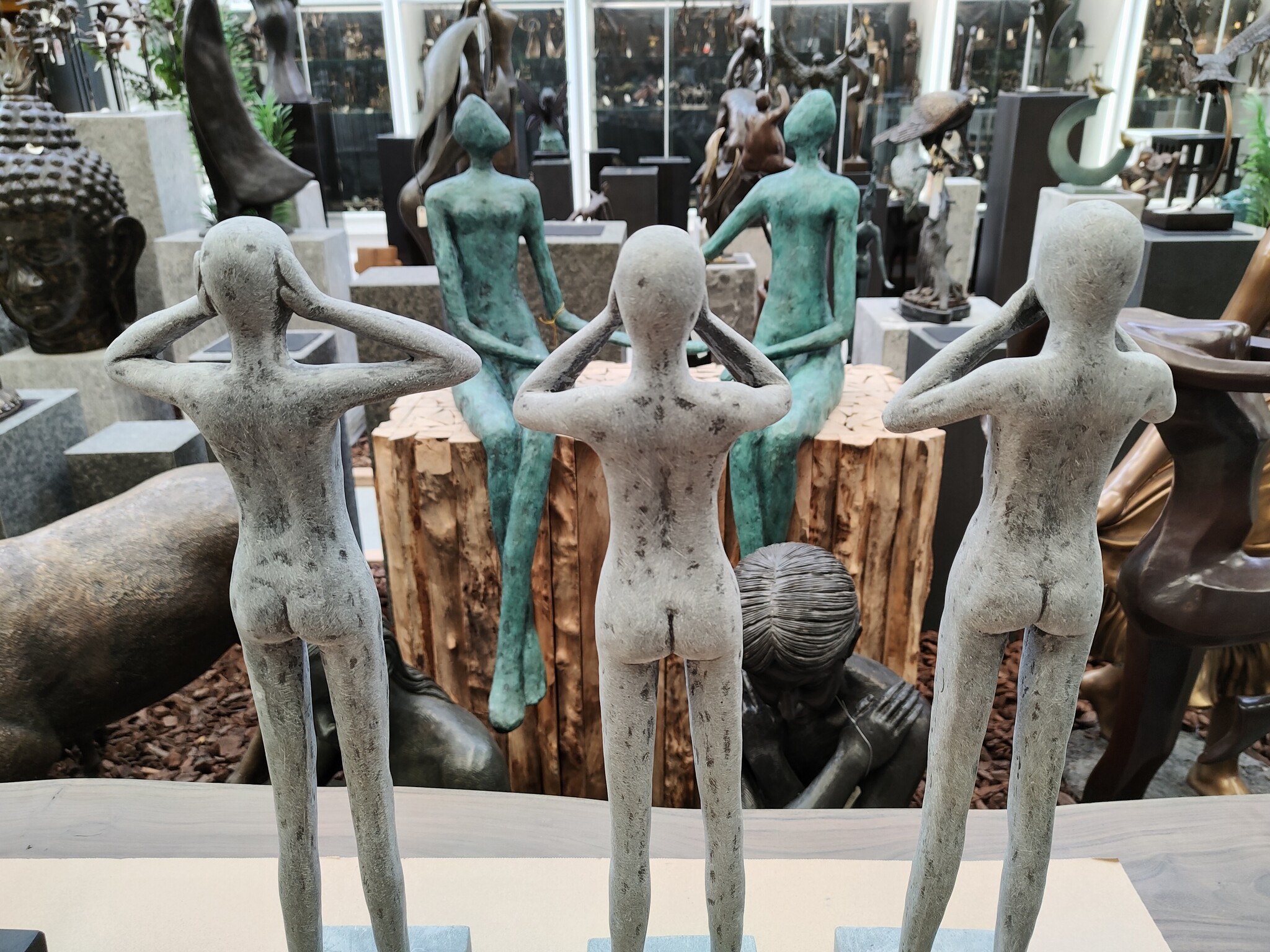 images 3135-3136-3137 - Beeld 3 personen grijs 50cm Horen Zien Zwijgen - eliassen.nl 3