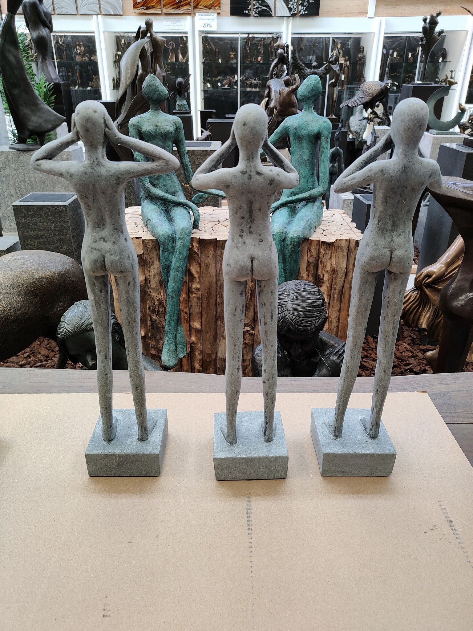 images 3135-3136-3137 - Beeld 3 personen grijs 50cm Horen Zien Zwijgen - eliassen.nl 2