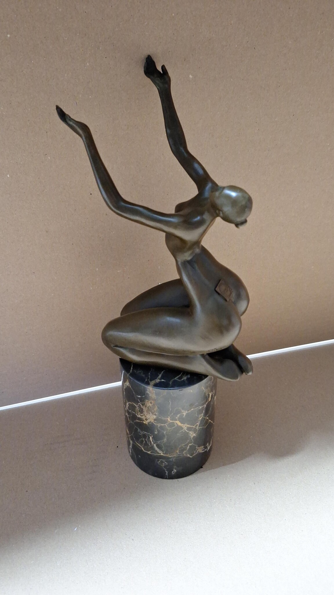 images Beeld brons dikke naakte vrouw op knieen omhoogreikend 32cm eliassen.nl