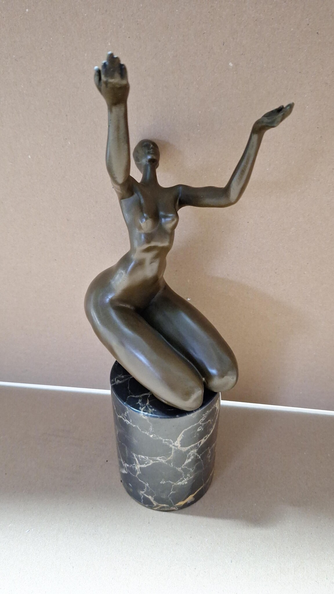 images Beeld brons dikke naakte vrouw op knieen omhoogreikend 32cm eliassen.nl