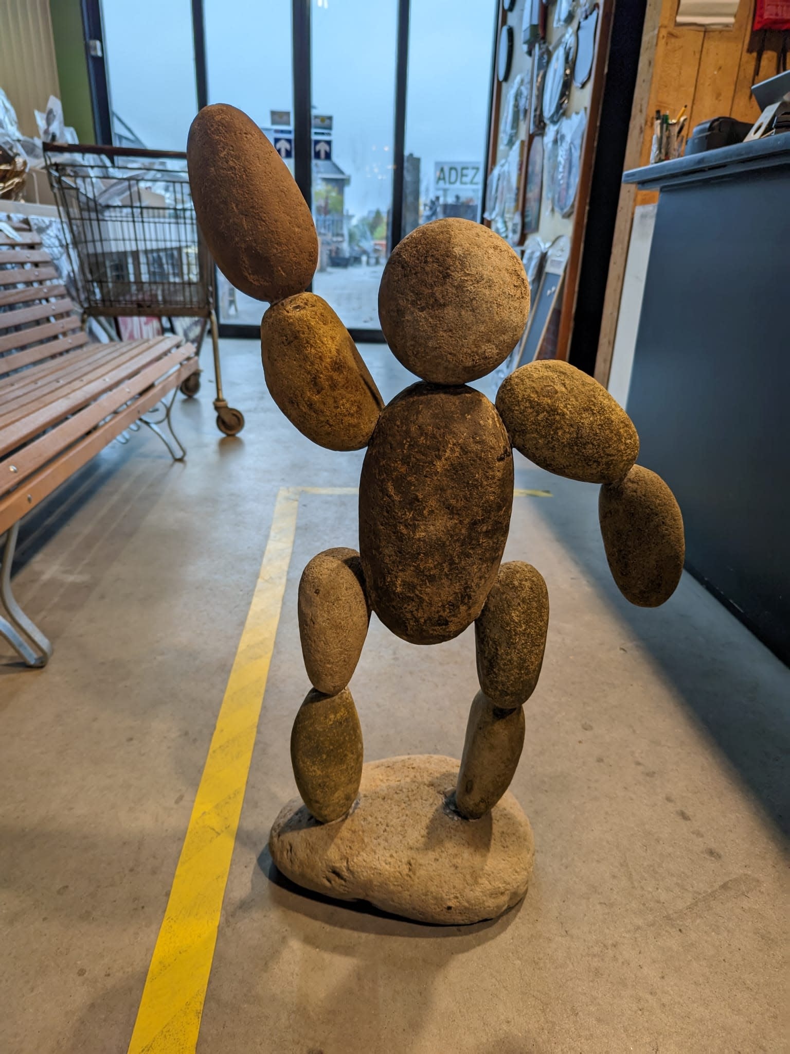 images Beeld steen man abstract met arm omhoog 90cm eliassen.nl