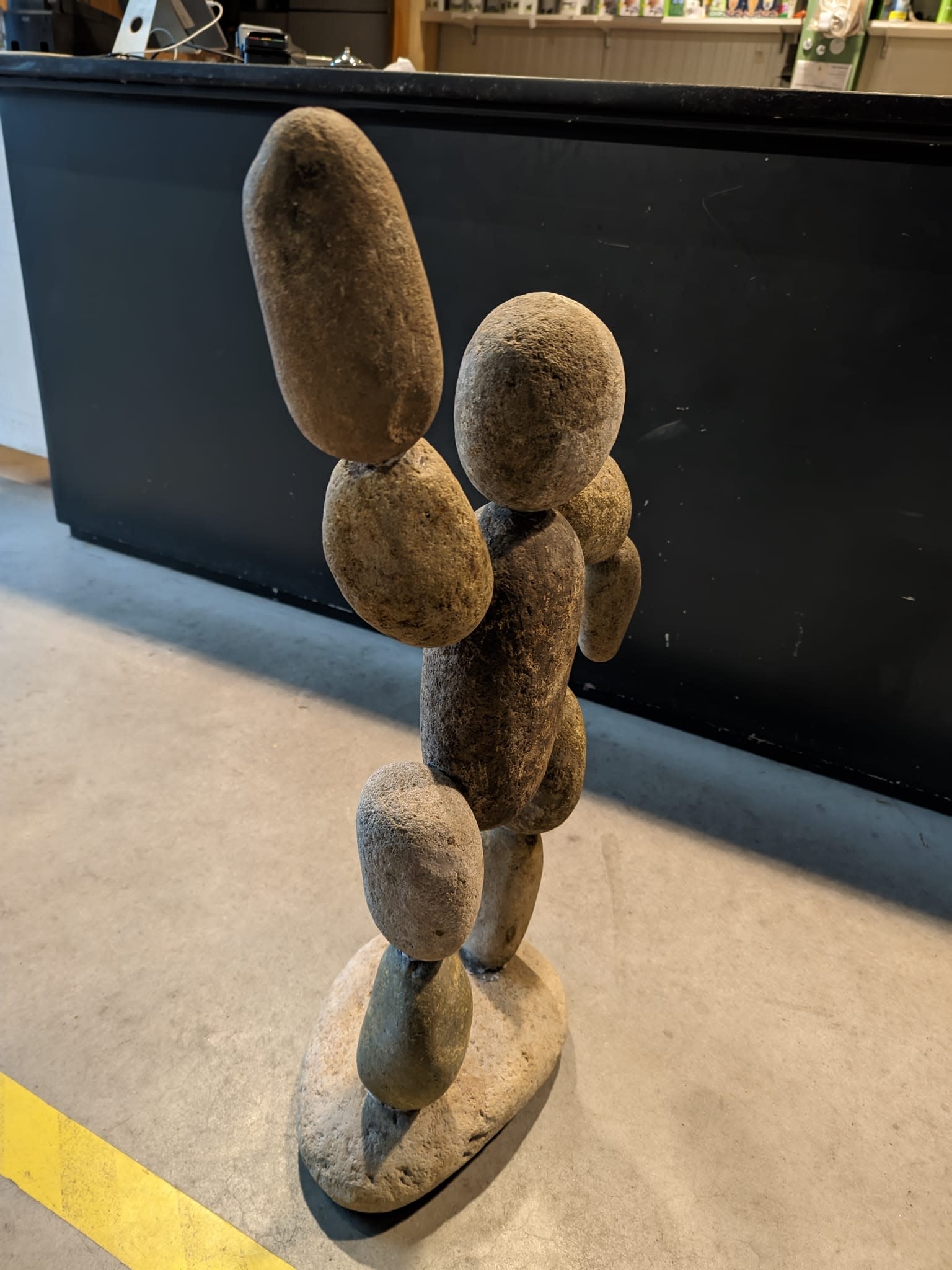 images Beeld steen man abstract met arm omhoog 90cm eliassen.nl 2