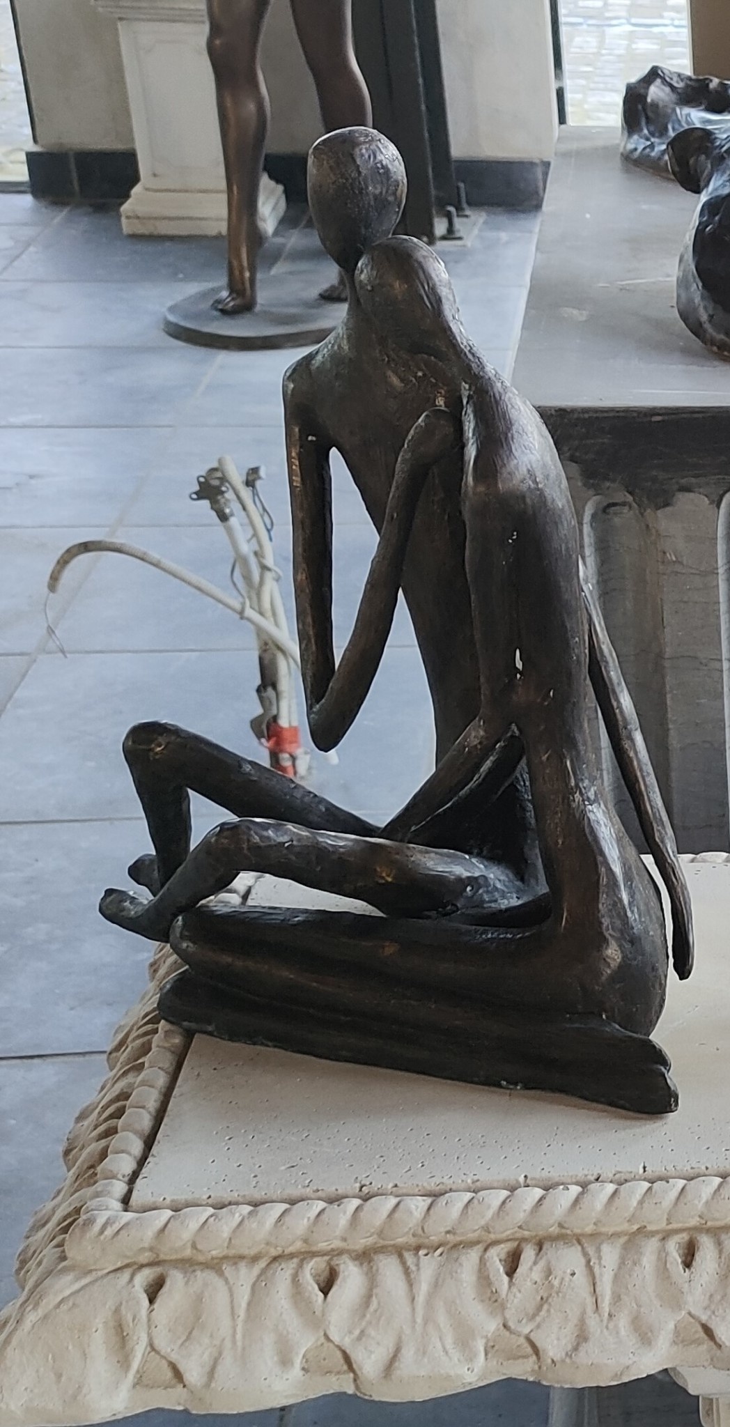 images Bronzen modern liefdespaar - eliassen.nl