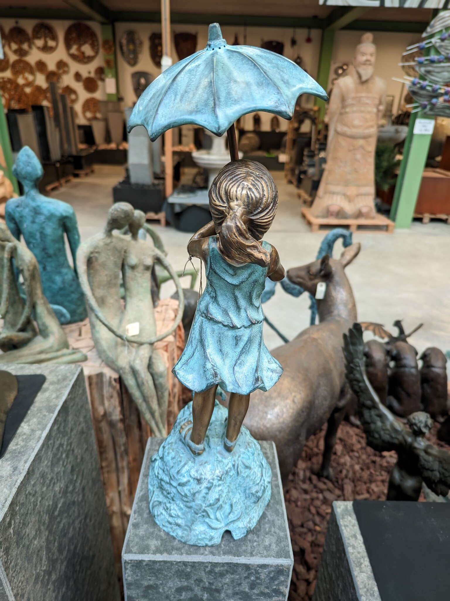 images Eliassen Beeld brons meisje onder paraplu eliassen.nl