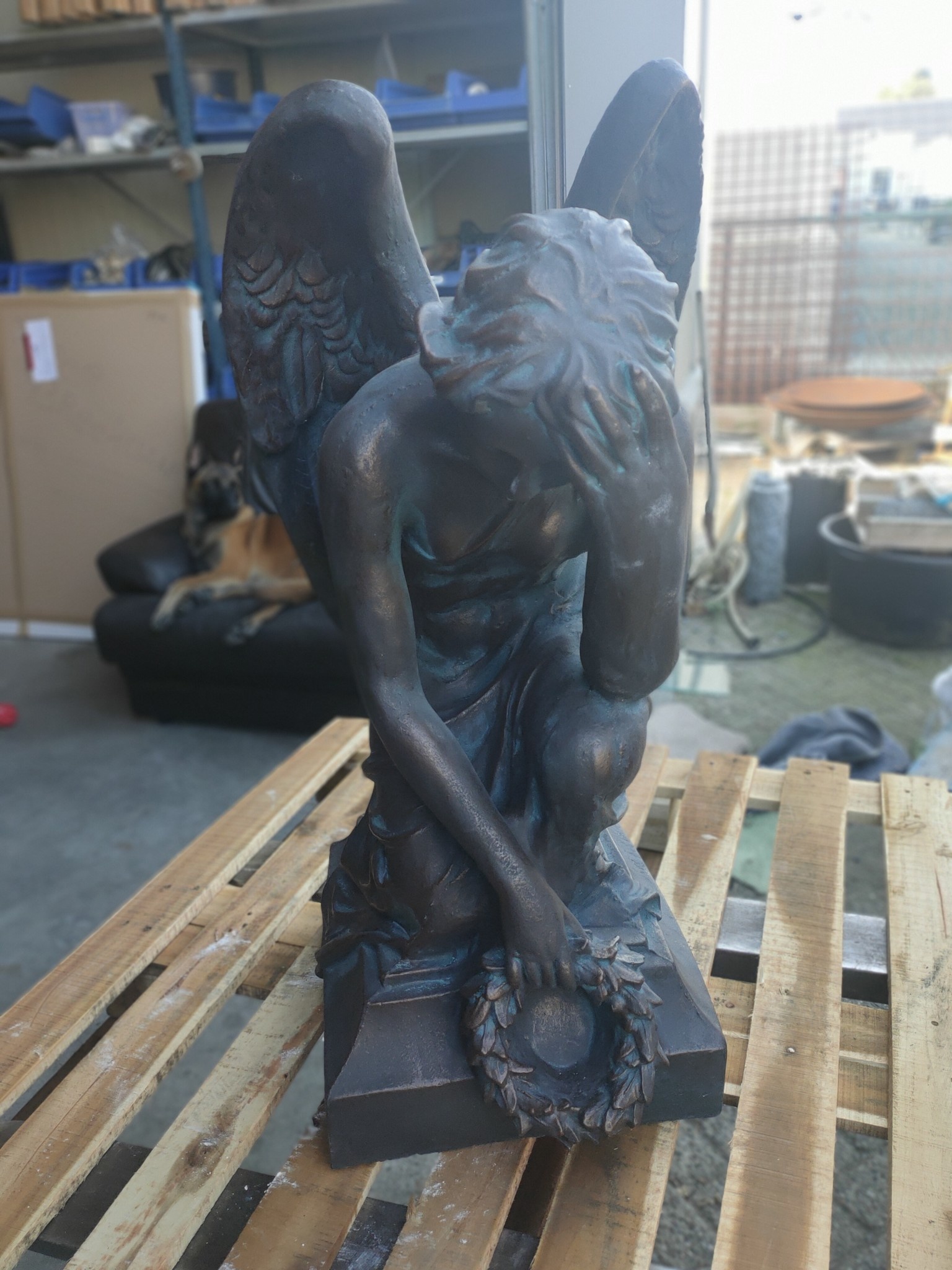 images Engel beeld knielend en denkend 81cm bronskleur - Eliassen Home & Garden Pleasure