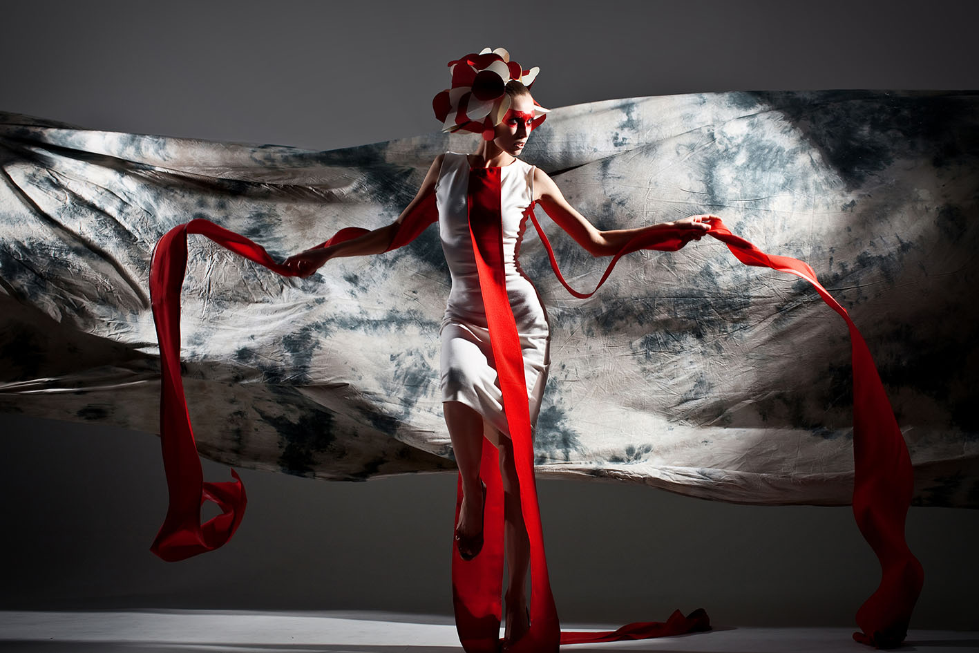 glasschilderij vrouw met rode details - eliassen.nl