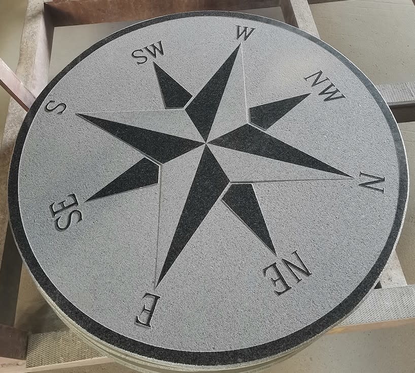 images Ronde kompas tegel graniet 50x50cm - Eliassen.nl