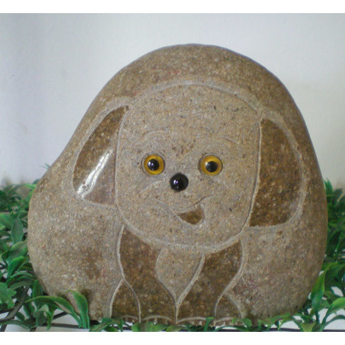 images Stenen beeldje Hondje op kei 15cm - Eliassen.nl