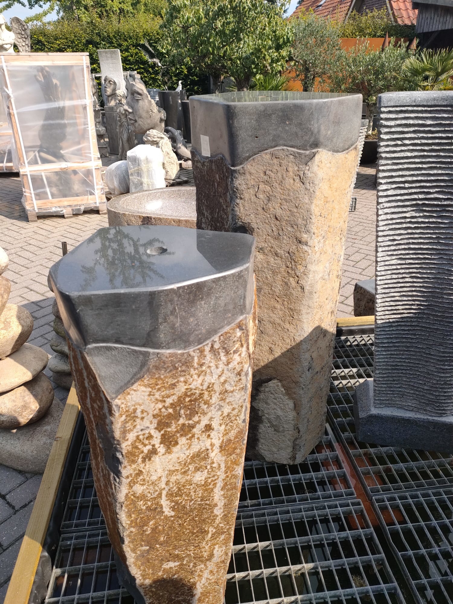 images Waterornament Basaltsteen Ludo zuilen in verschillende maten | Eliassen.nl