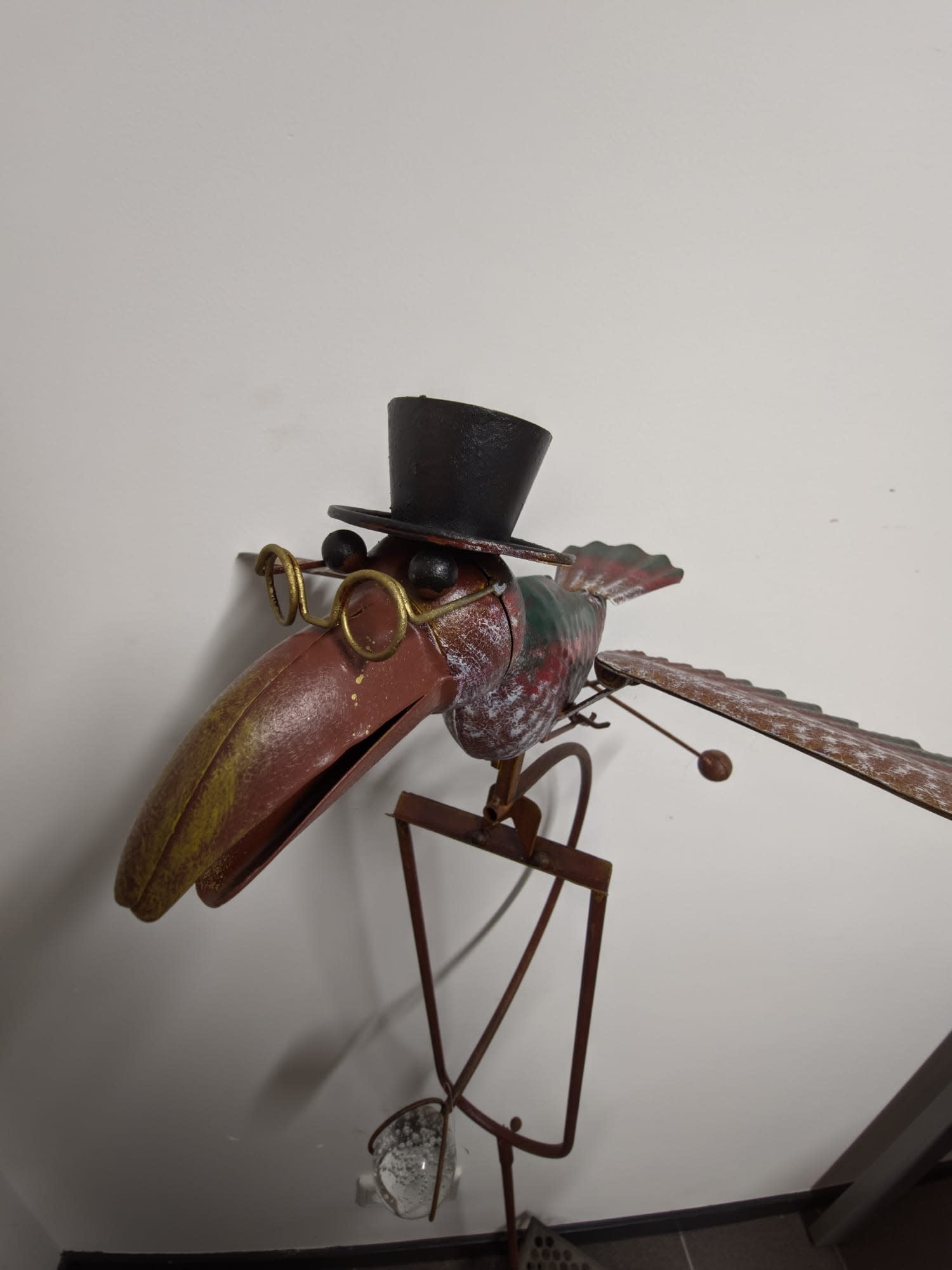 images Tuinsteker balans wijze vogel met bril en hoed vliegend 48x133cm eliassen.nl 4