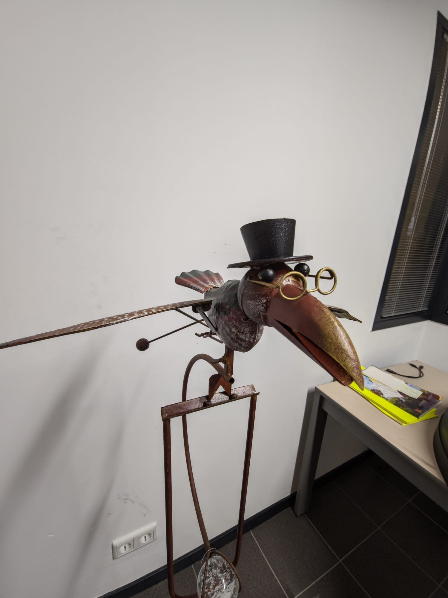 images Tuinsteker balans wijze vogel met bril en hoed vliegend 48x133cm eliassen.nl 1