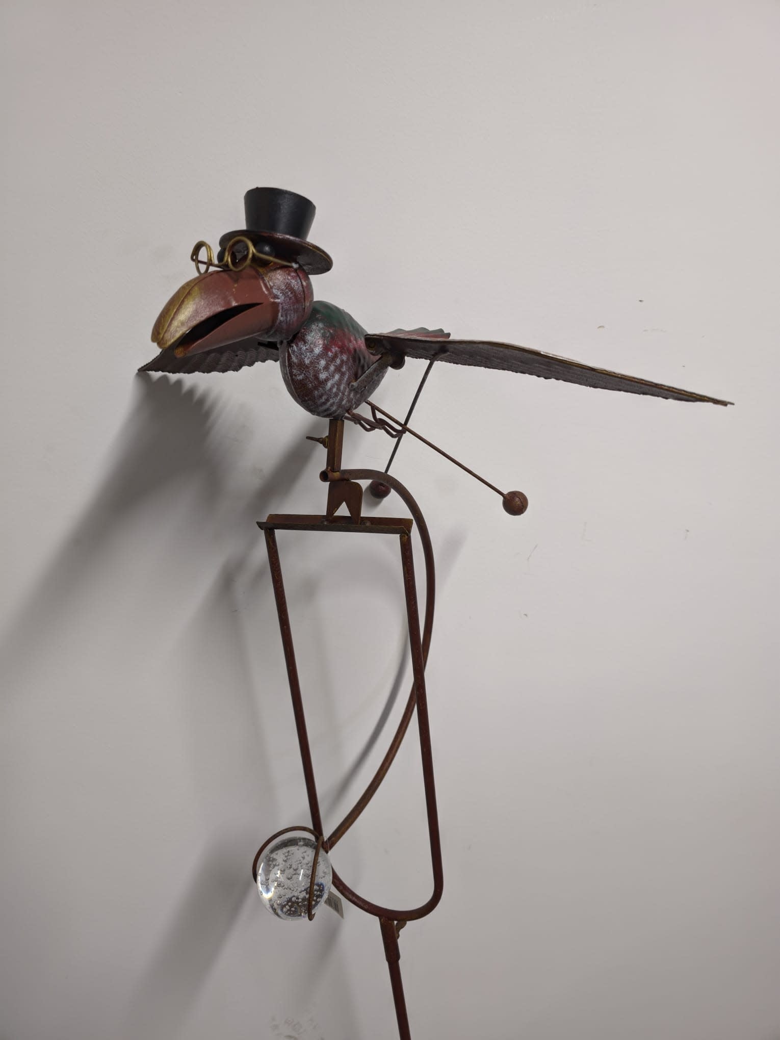 images Tuinsteker balans wijze vogel met bril en hoed vliegend 48x133cm eliassen.nl 5