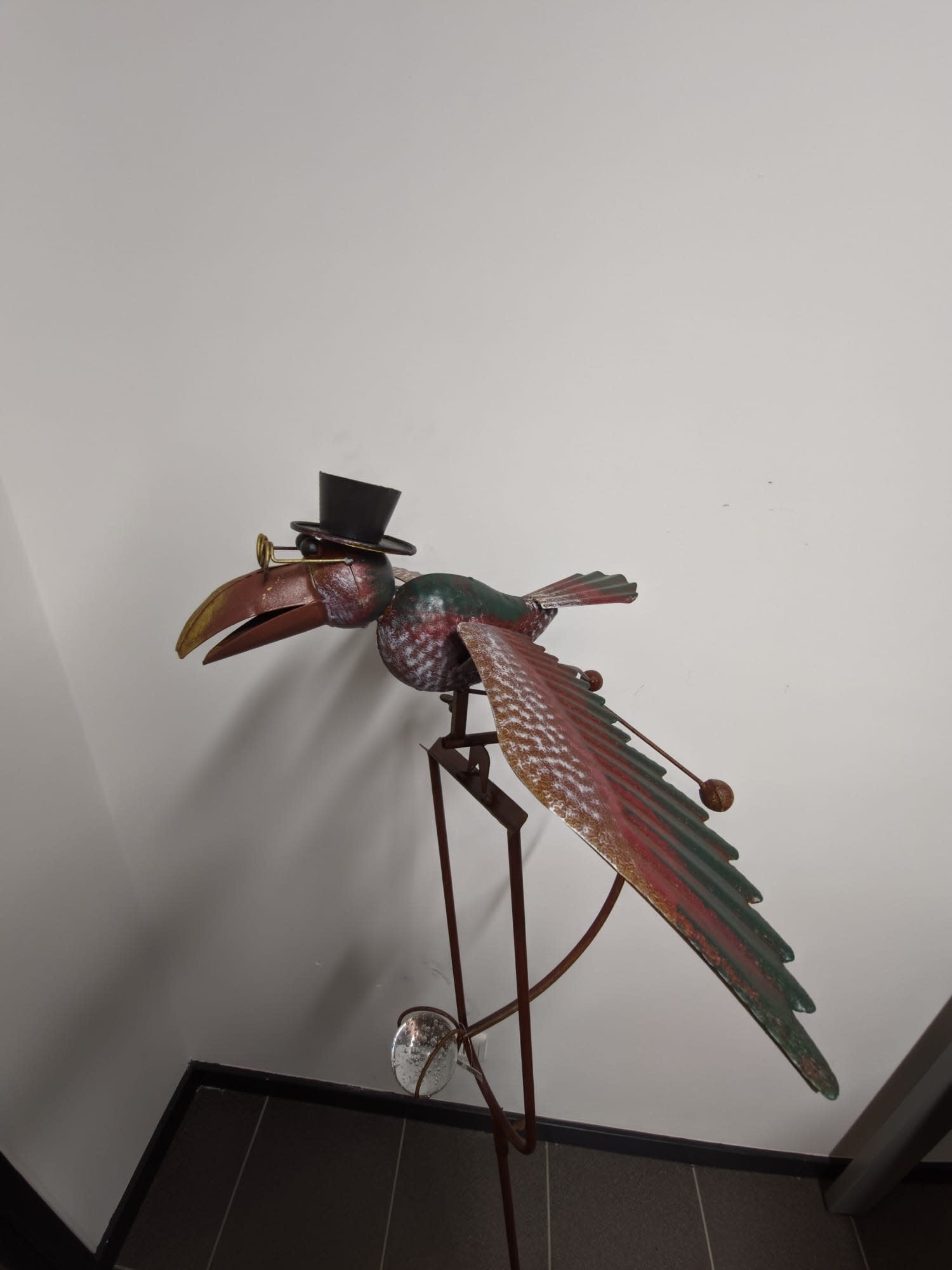 images Tuinsteker balans wijze vogel met bril en hoed vliegend 48x133cm eliassen.nl 2