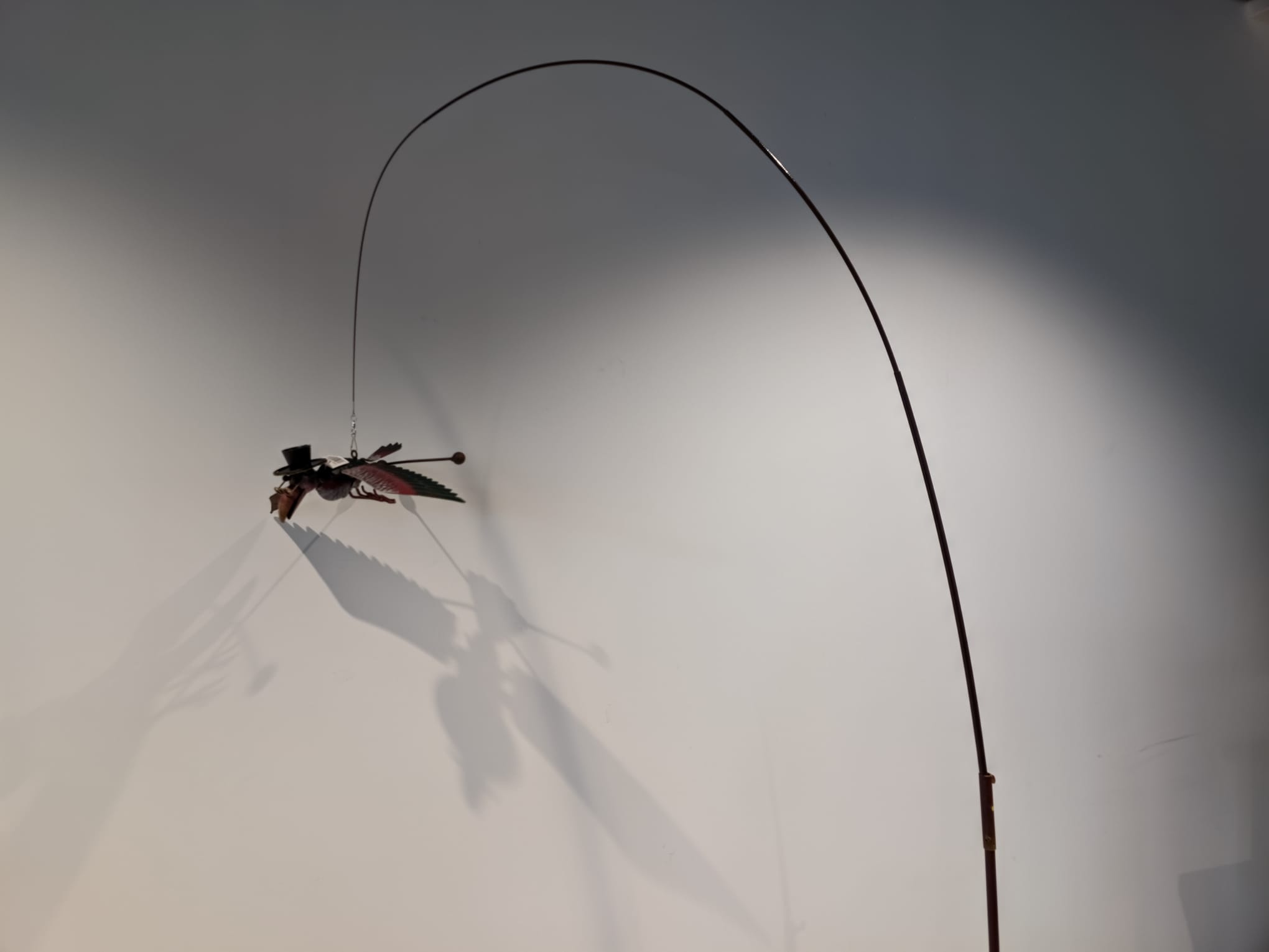 images Tuinsteker zwevend met hengel vliegende wijze uil met hoed 195cm eliassen.nl 5